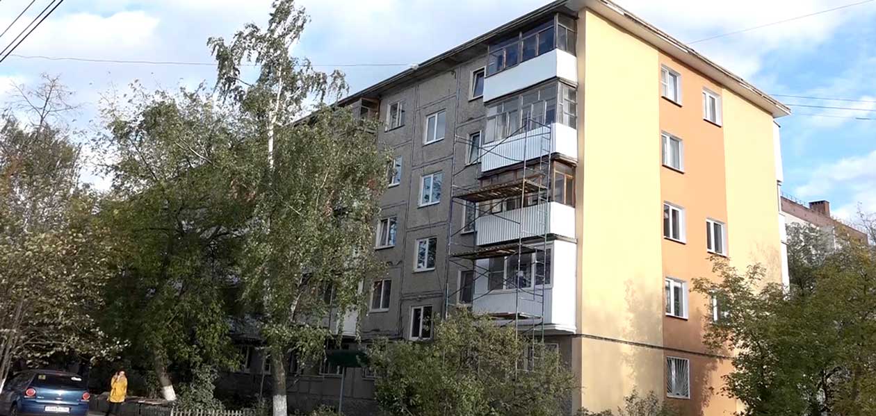 Ушли в осень. В Дзержинске продолжается капитальный ремонт домов