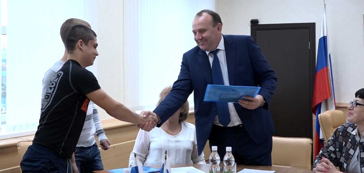 Долгожданное жилье. В Дзержинске вручили ключи от квартир детям-сиротам