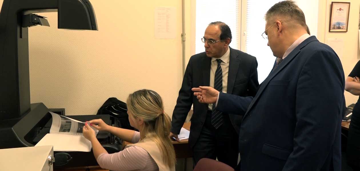 Дзержинский МФЦ показал, как проходит оцифровка архивных документов