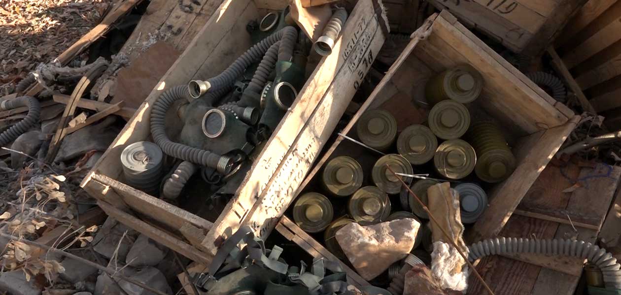 В дзержинском дворе нашли опасную свалку противогазов