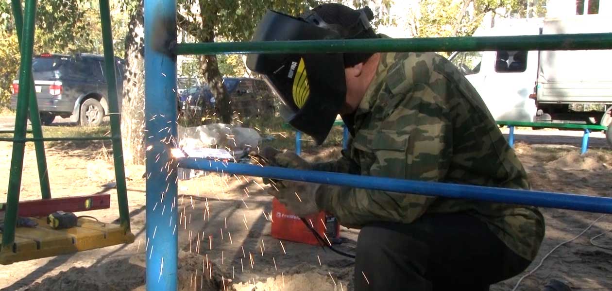 «Ремонтируем площадки своими силами». Дзержинский депутат Юрий Шахунц – о своей работе