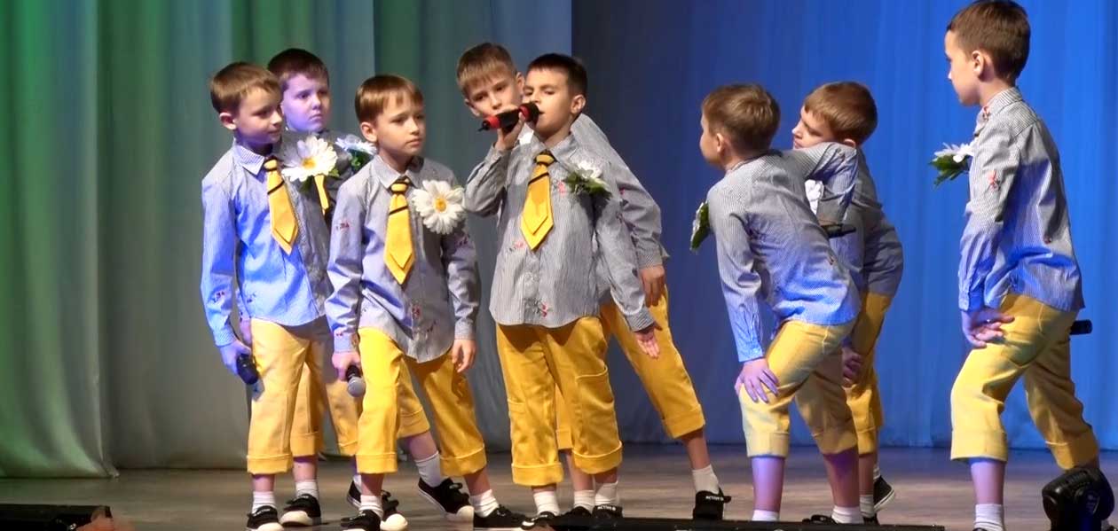 Жительниц Дзержинска поздравили с Днем матери