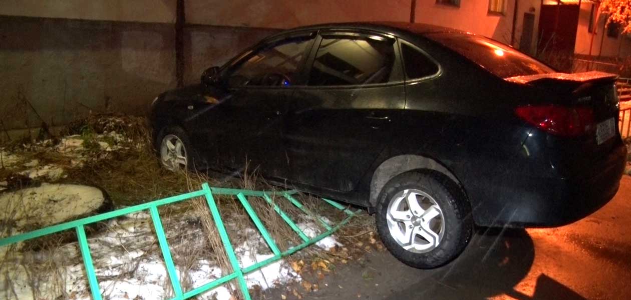 В Дзержинске нетрезвый автомобилист снес забор своего дома