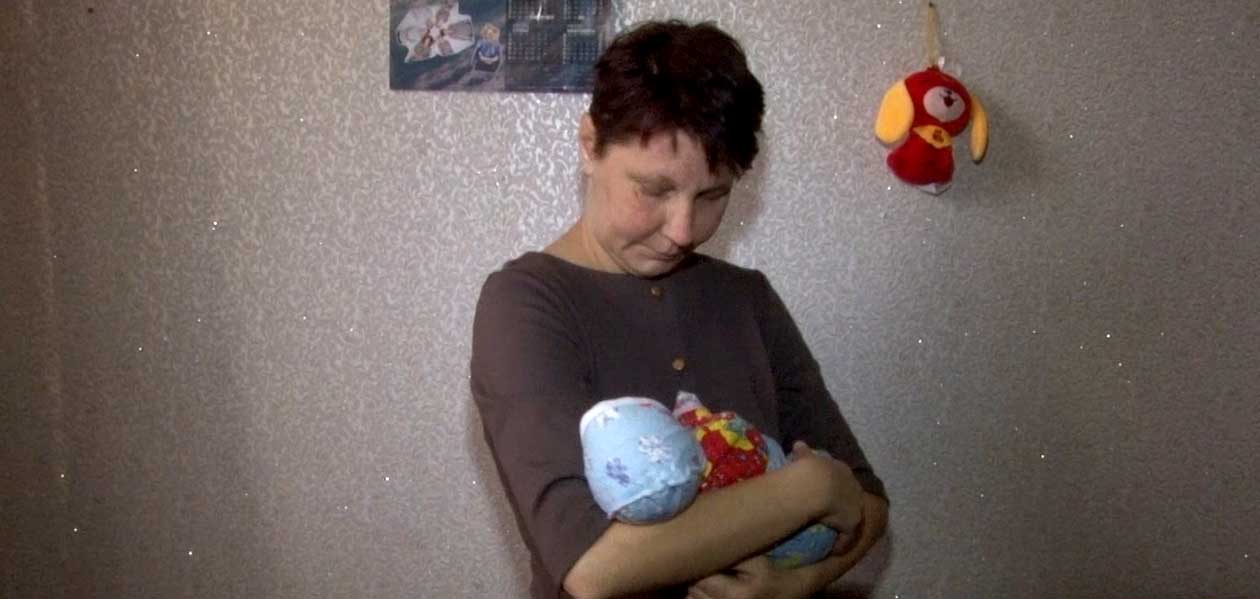 «Она дала мне смысл жизни». Родившая в ночлежке бездомная женщина дала откровенное интервью ТК «Дзержинск»