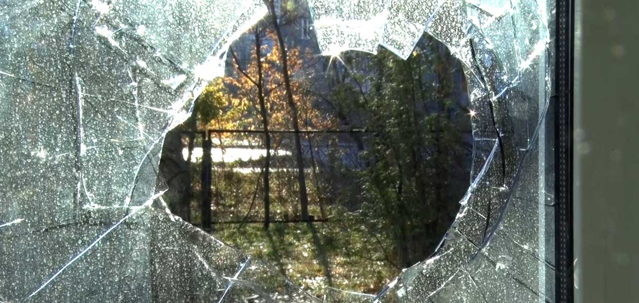 В инфекционном отделении дзержинской больницы №2 разбили окно