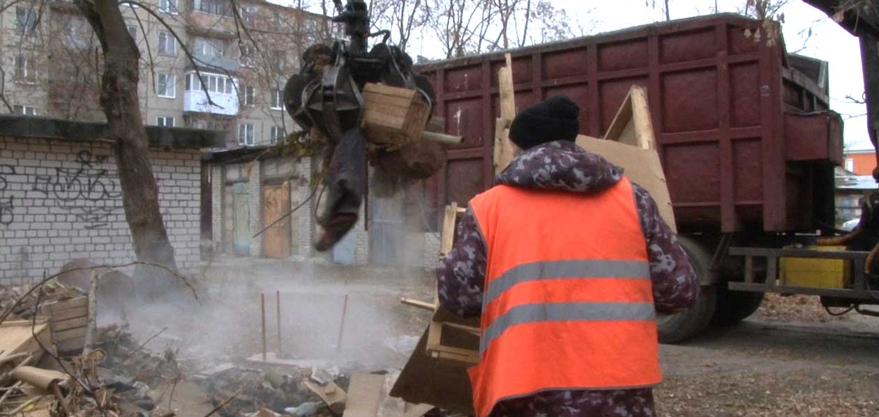 Выяснилось, откуда в жилом дворе Дзержинска взялась свалка противогазов