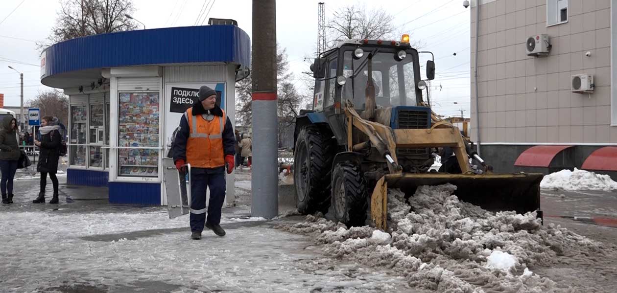 Снегопад и гололед. На улицах Дзержинска работает спецтехника