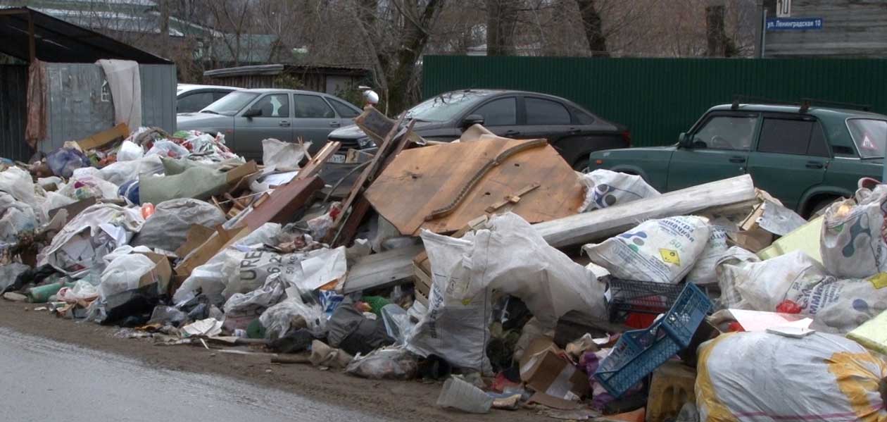 В Дзержинске у дома на Ленинградской выросла огромная куча мусора