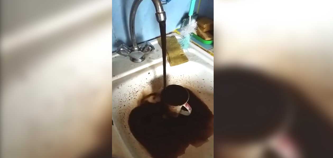Дзержинцы пожаловались на «черную воду»