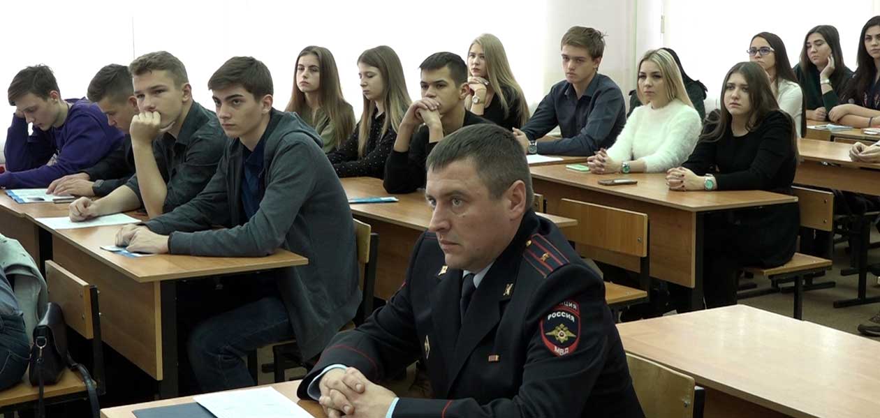 Как стать полицейским. Руководство дзержинского УМВД встретилось со студентами-юристами