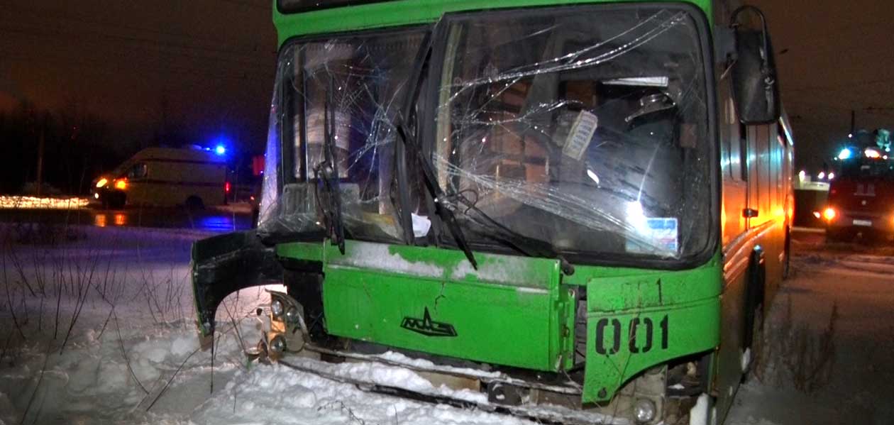 В Дзержинске огромная автоцистерна навсегда вывела из строя пассажирский автобус