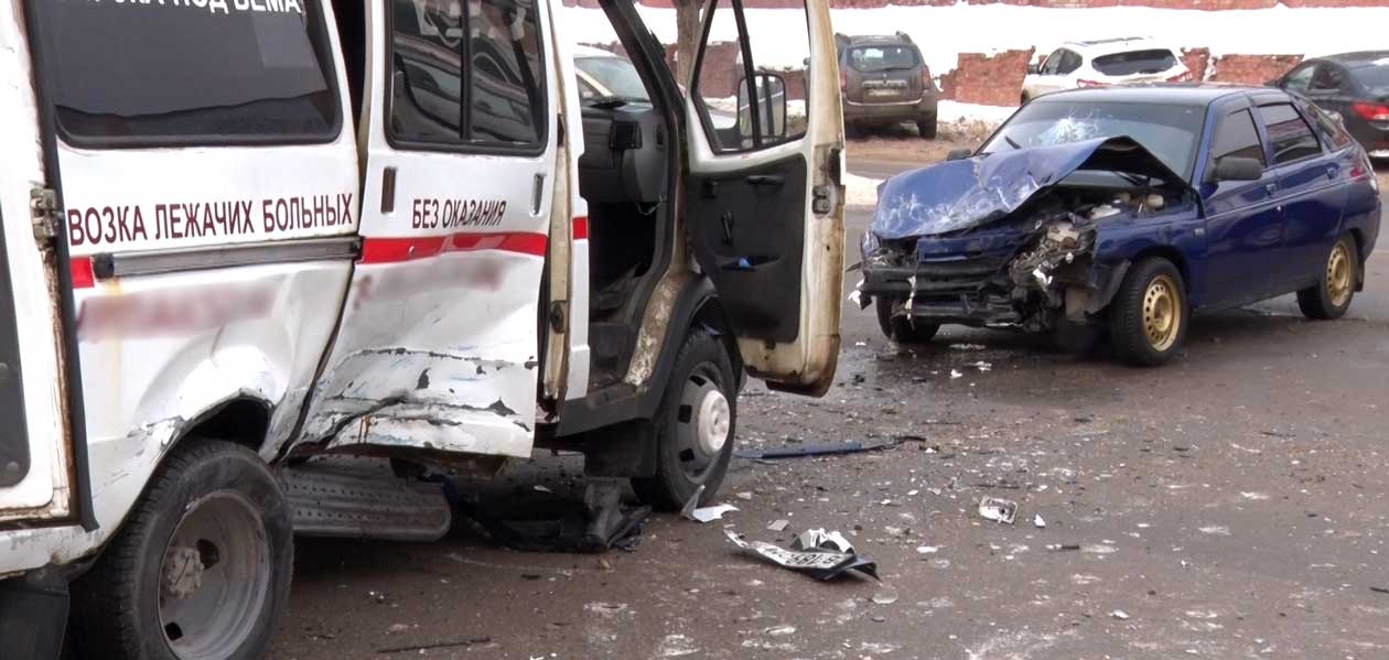 Аварийный полдень. В Дзержинске почти одновременно произошли два ДТП