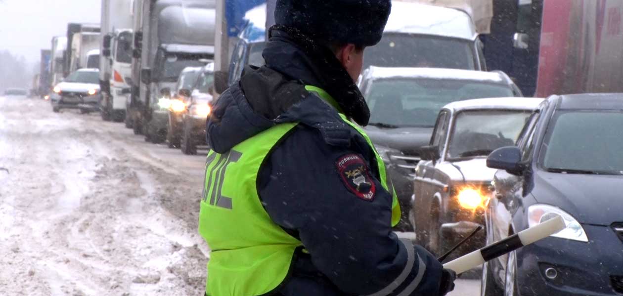 Дзержинским водителям напомнили, как вести себя на дороге в новогодние праздники