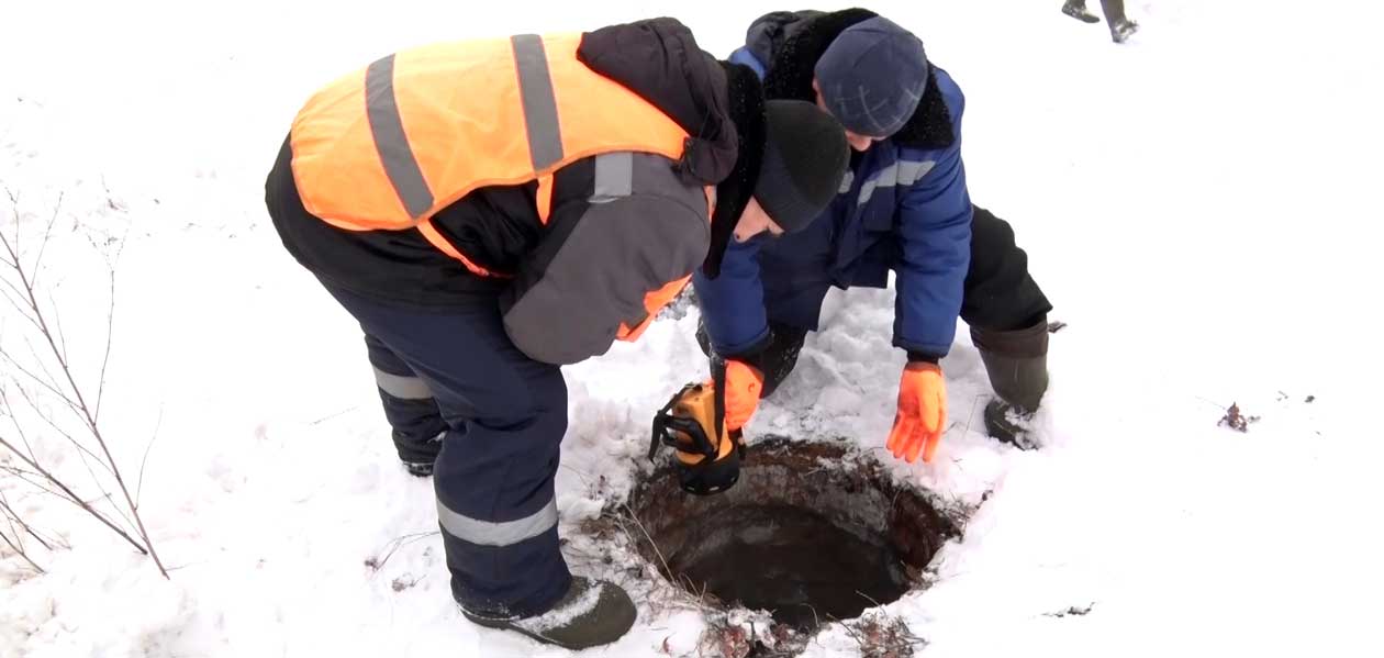 В погоне за металлом. В Дзержинске участились кражи крышек от колодцев