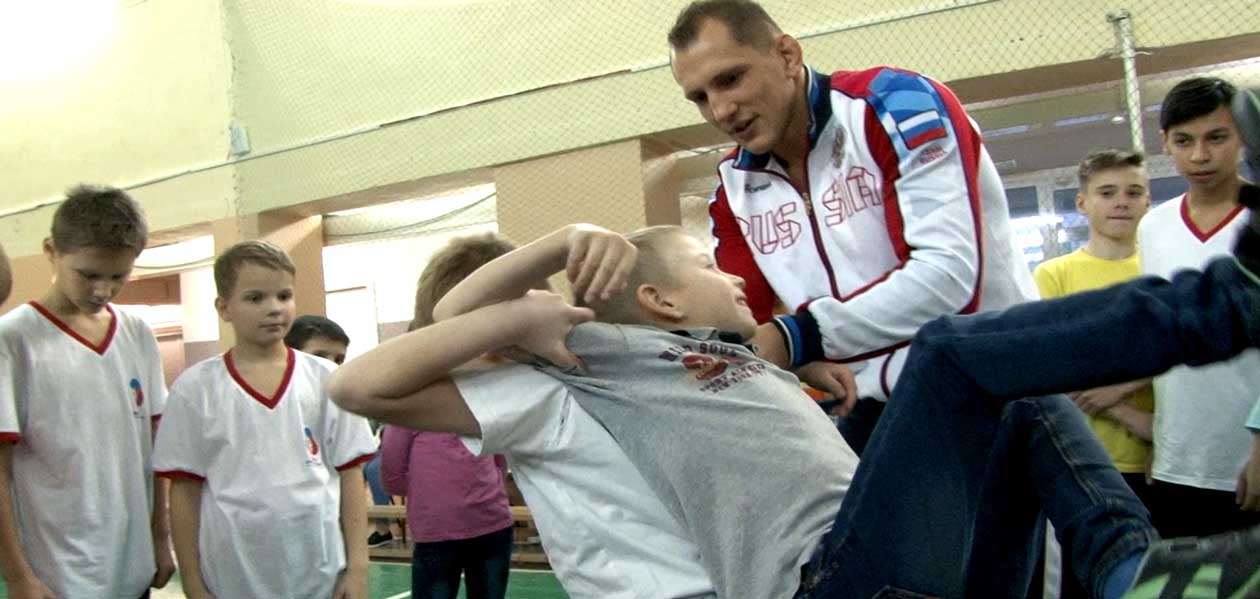 В санаторный детский дом Дзержинска приехал чемпион мира