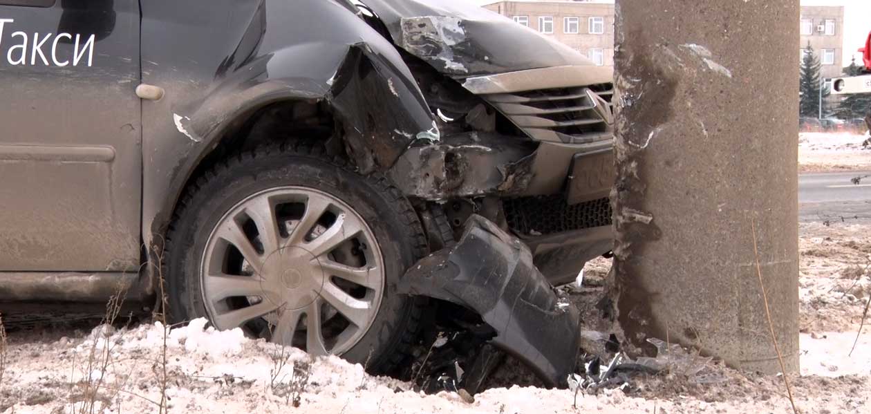 На Нижегородском шоссе таксист врезался в опору контактной сети