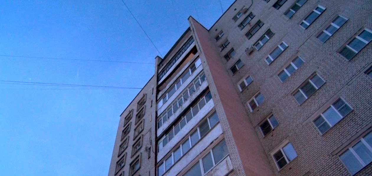 В Дзержинске с 10-го этажа высотного дома шагнула вниз 71-летняя женщина