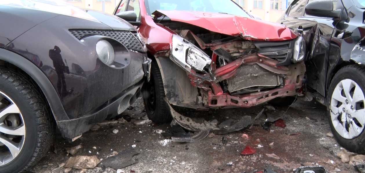 В Дзержинске на Свадебной произошло тройное ДТП