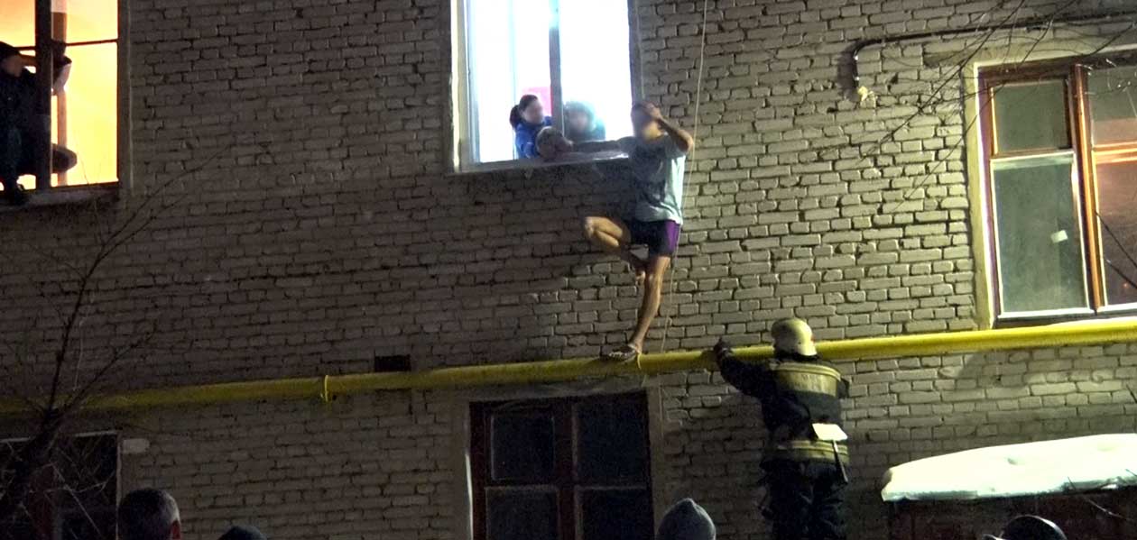 В Дзержинске представители экстренных служб пытались снять с трубы неадекватного мужчину