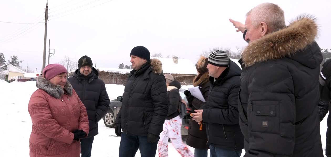 Жители поселка Дачный рассказали главе города о разбитой дороге