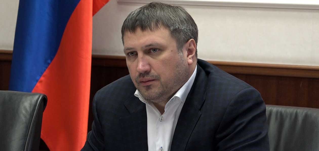 Глава Дзержинска Иван Носков взял под личный контроль инцидент с сотрудницей школы №4
