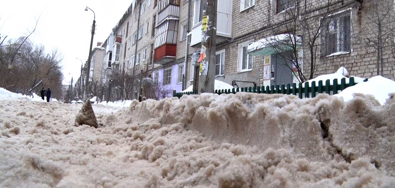 Дзержинцы рассказали, что думают о зимней уборке дорог в городе