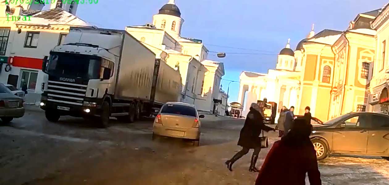 Неуправляемая фура. В Арзамасе оставленный водителем большегруз самостоятельно повредил несколько авто