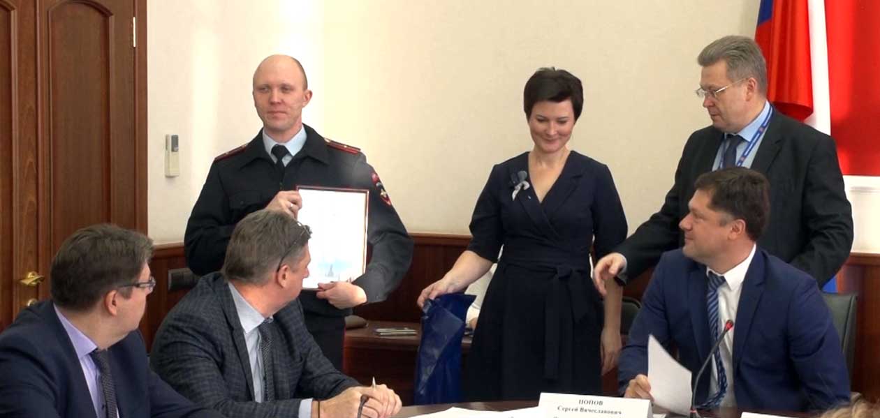 В Дзержинске наградили полицейских, которые спасли людей из огня
