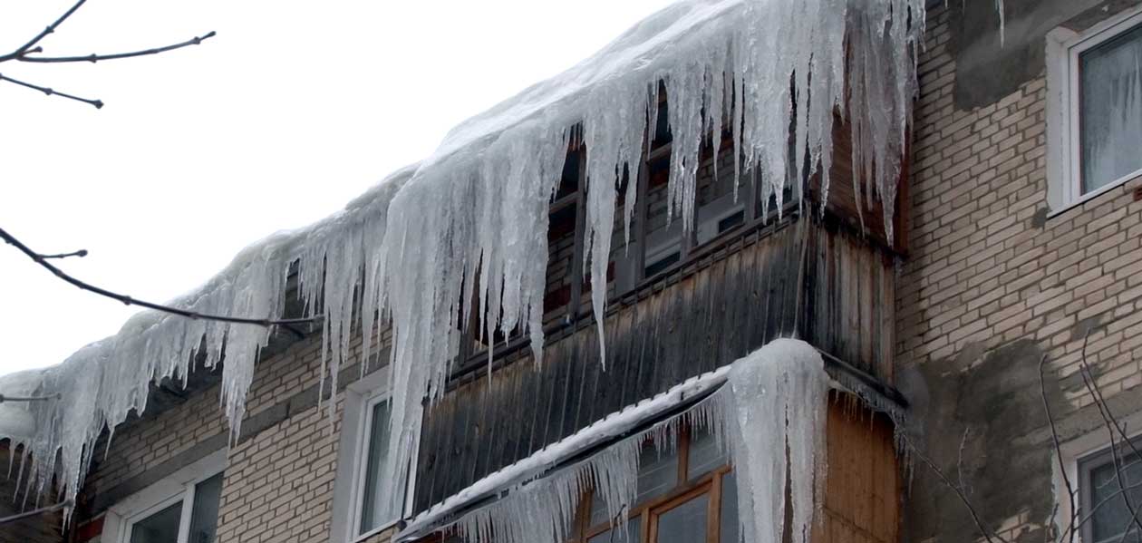 Дзержинцы самостоятельно пытаются избавиться от сосулек на крышах