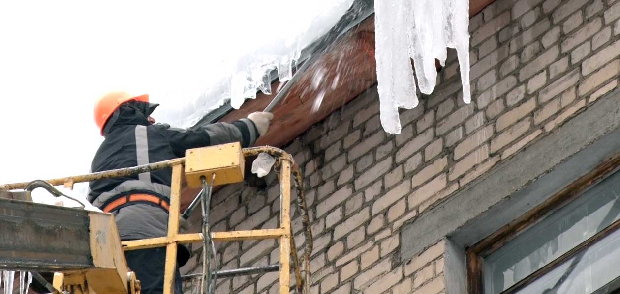 Глава Дзержинска Иван Носков дал УК жесткое поручение навести порядок на вверенных им кровлях