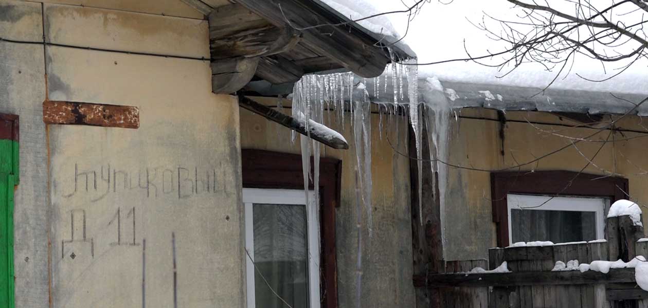 Мокрое дело. В Дзержинске жители бывшего барака страдают от последствий снегопада