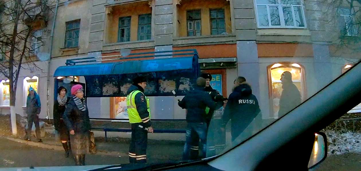 Буйные пешеходы. Житель Дзержинска снял драку двух мужчин на дороге