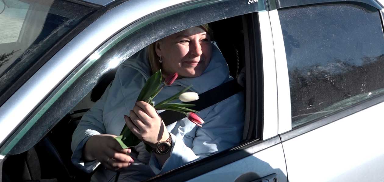 Сотрудники ГИБДД поздравили жительниц Дзержинска с 8 Марта