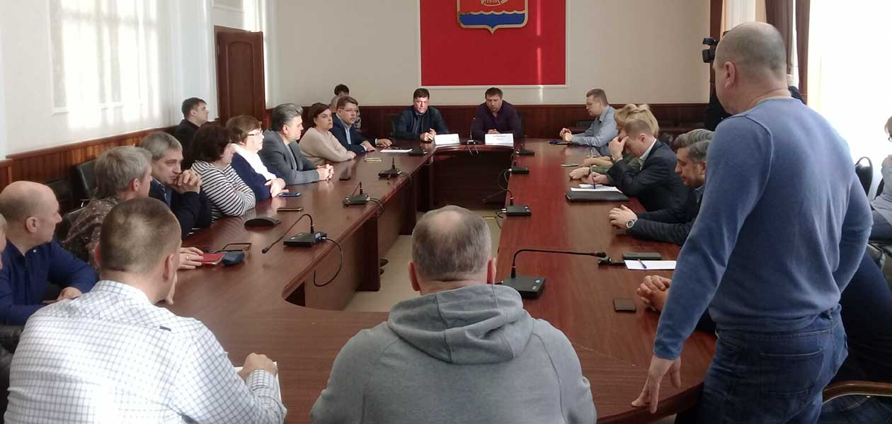 Глава Дзержинска отчитал управляющие компании после инцидента с падением глыбы льда