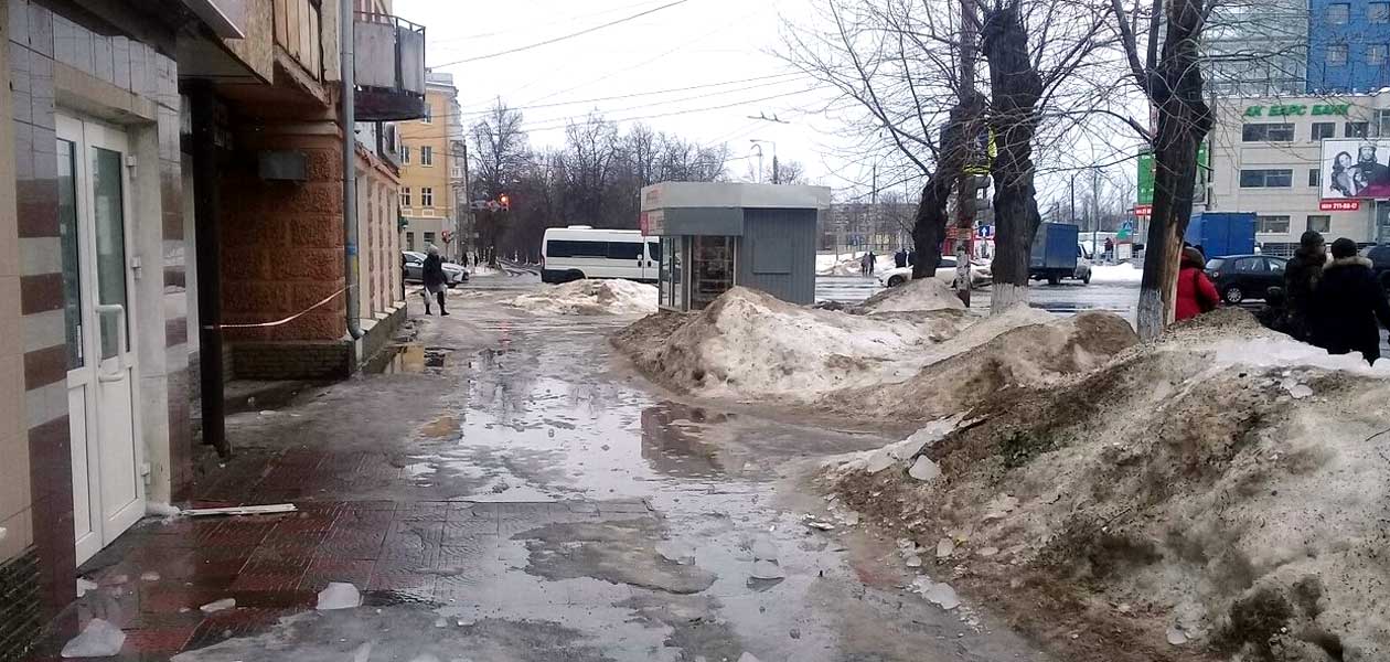 В Дзержинске глыба льда упала на женщину