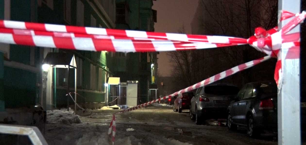 Еще одна трагедия. В Дзержинске сошедшая с крыши глыба чуть не убила женщину