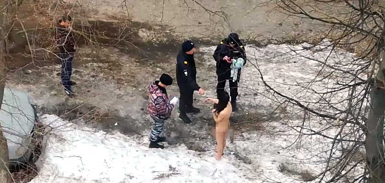 В Дзержинске на Окской набережной полицейские усмиряли голую девушку