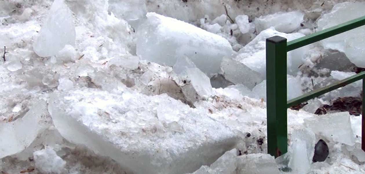 В Нижнем Новгороде ледяная глыба упала на детскую коляску с одномесячной девочкой