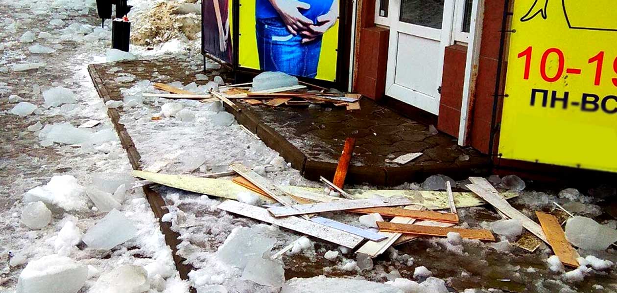 В Дзержинске коммунальщики повредили фасады двух магазинов
