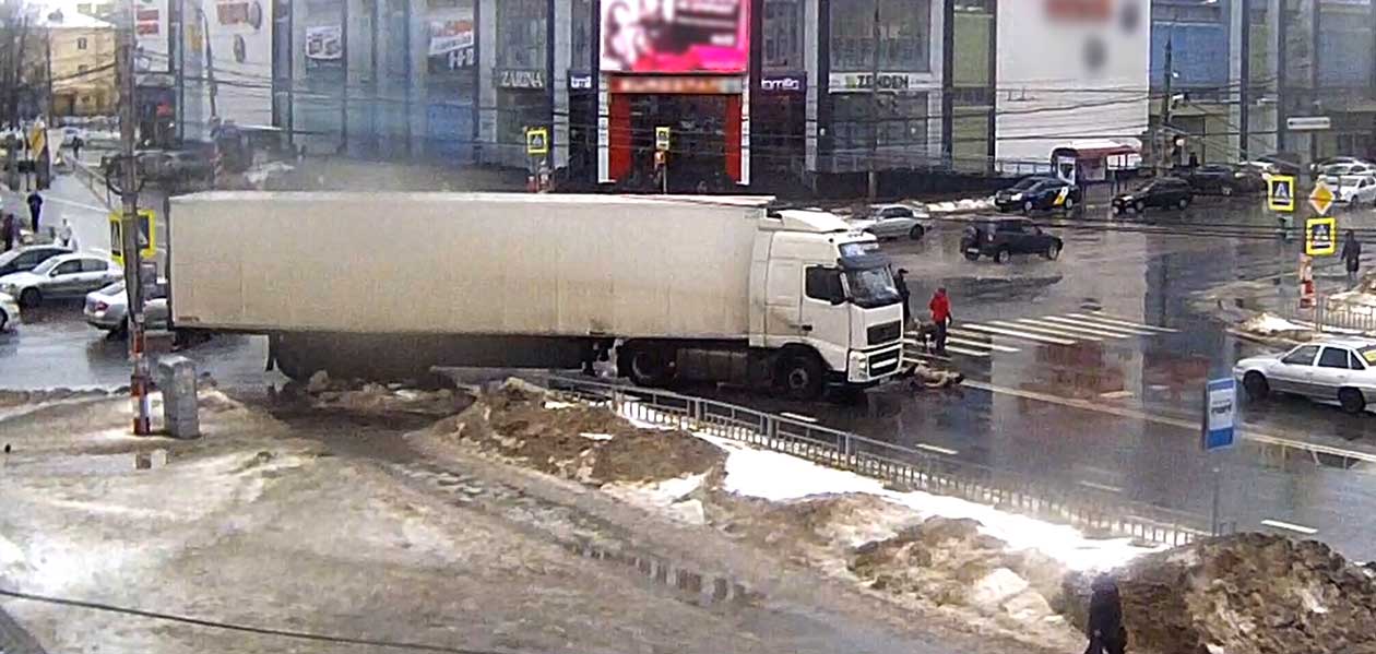 В Дзержинске водитель фуры сбил женщину и скрылся с места происшествия