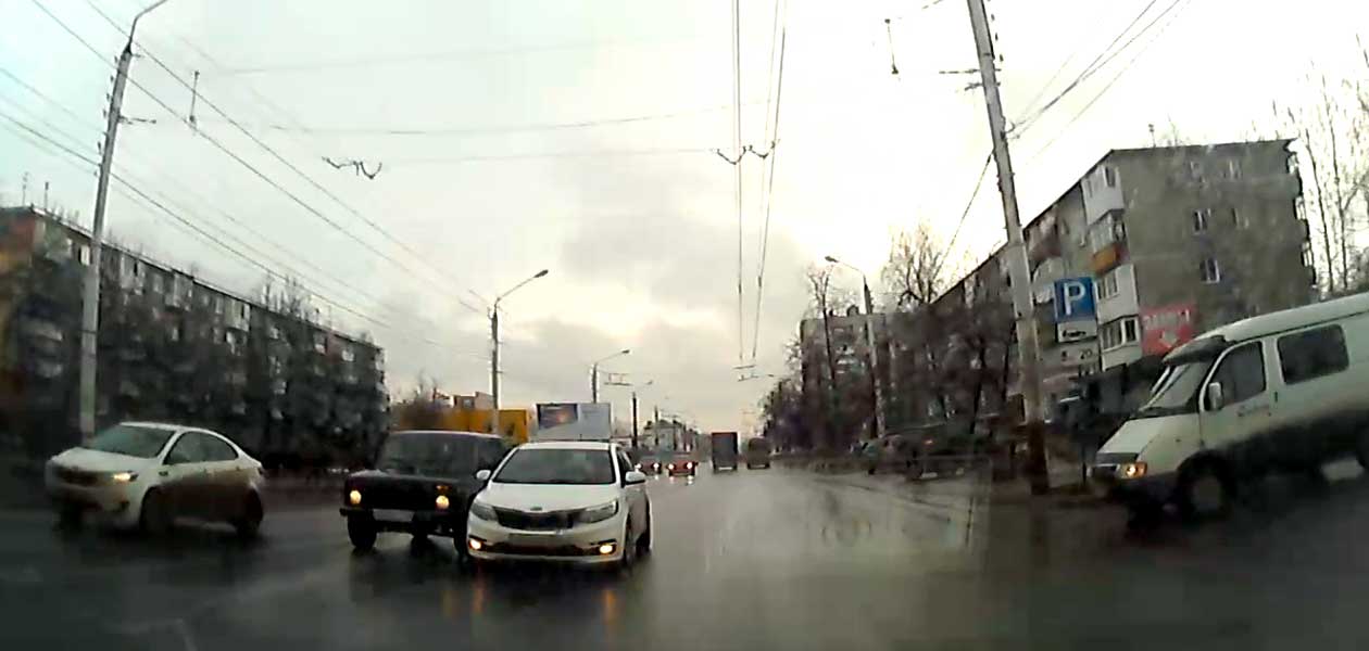Видео с дорог. В Дзержинске автоледи на белой иномарке чуть не устроила лобовое столкновение