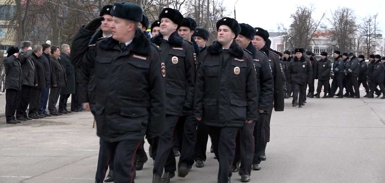 На площади Дзержинского состоялся гарнизонный развод подразделений полиции