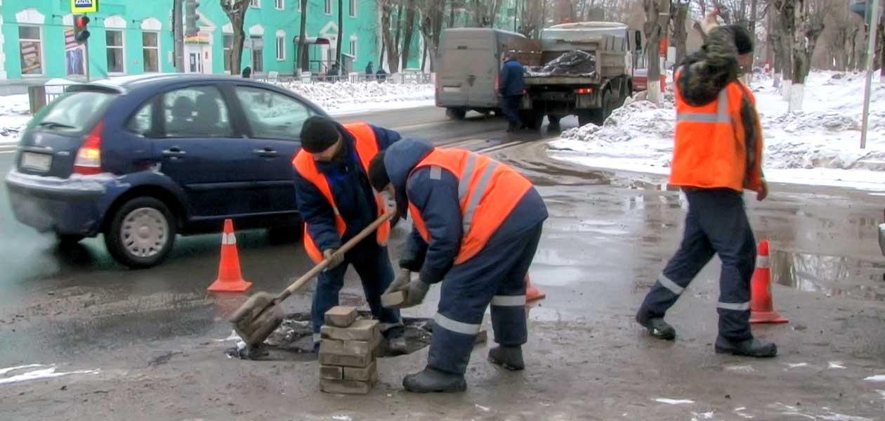 В Дзержинске уже начался аварийный ямочный ремонт