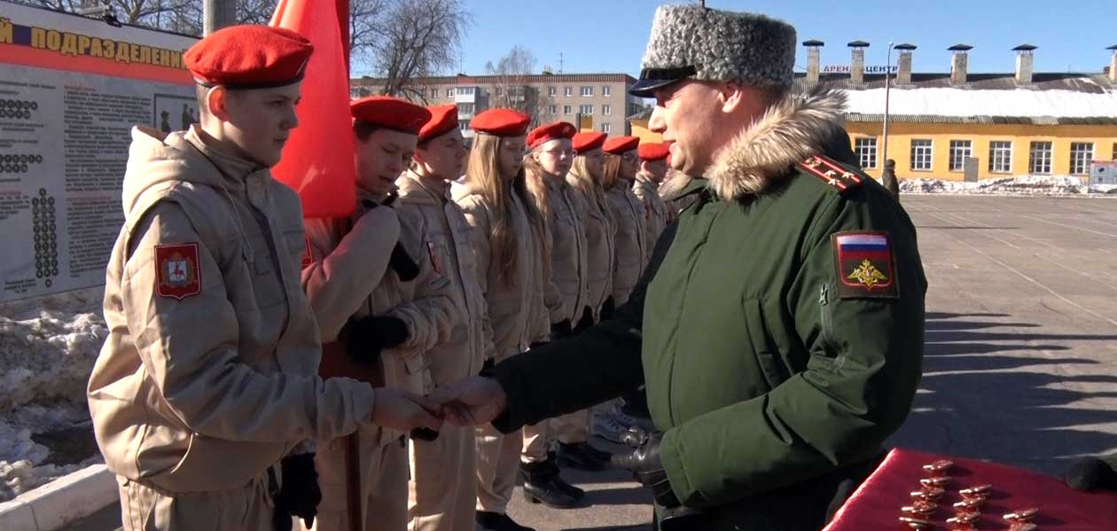 На территории дзержинской воинской части школьники из Сызрани вступили в ряды Юнармии