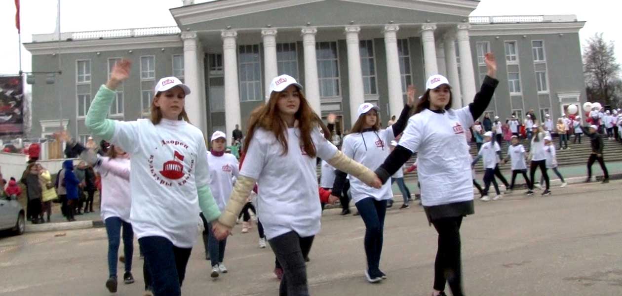 500 человек встали в хоровод вокруг дзержинского ДКХ