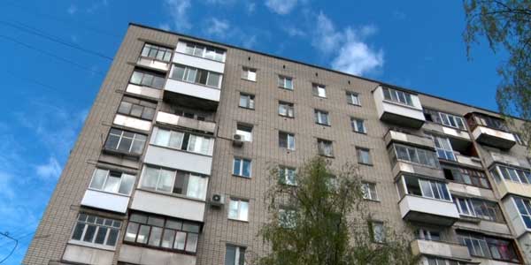 Следователи проводят проверку по факту смертельного падения с крыши дзержинской школьницы