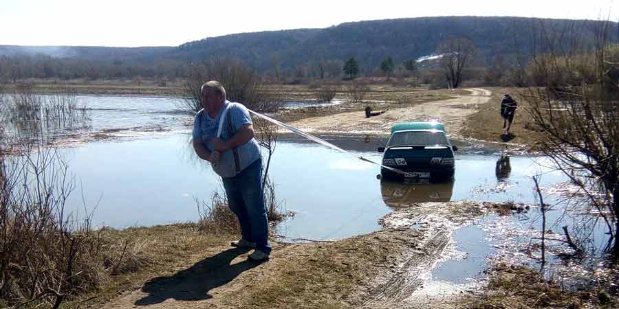 В Дзержинске «Лада» не смогла преодолеть водную преграду