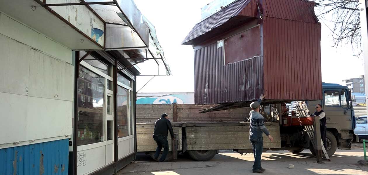 У дзержинского ТЦ «Союз» начался демонтаж ларьков и торговых павильонов