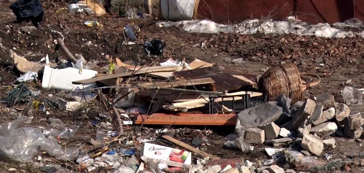 В Дзержинске знаменитая свалка на Грибоедова разрослась на весь двор