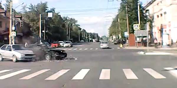 В Дзержинске регистратор автомобилиста зафиксировал ДТП на Ленина - Гайдара